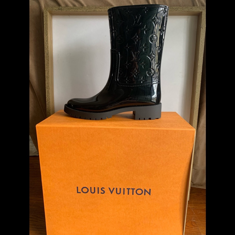 NWT. Authentic Louis Vuitton Black Patent Leather Rain Boots. Size 41.